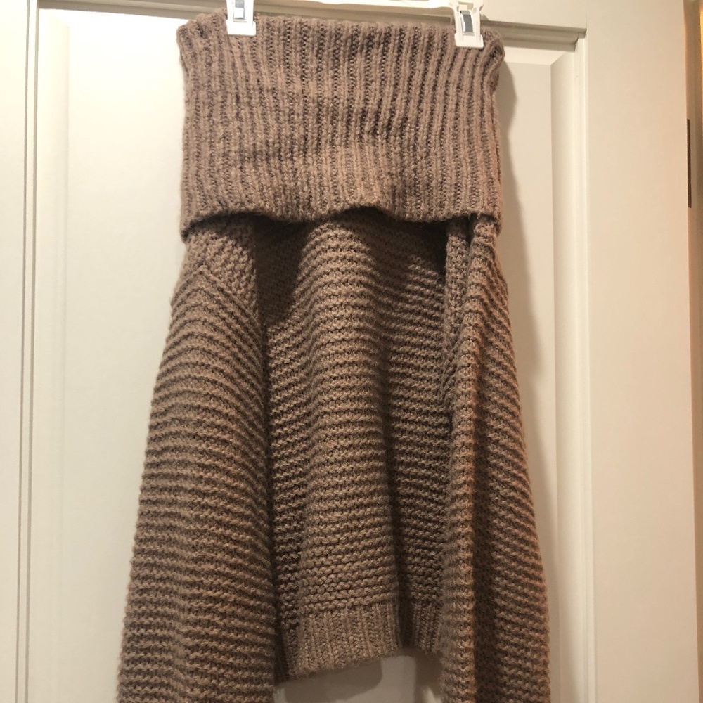 Light mauve turtle neck knit sweater